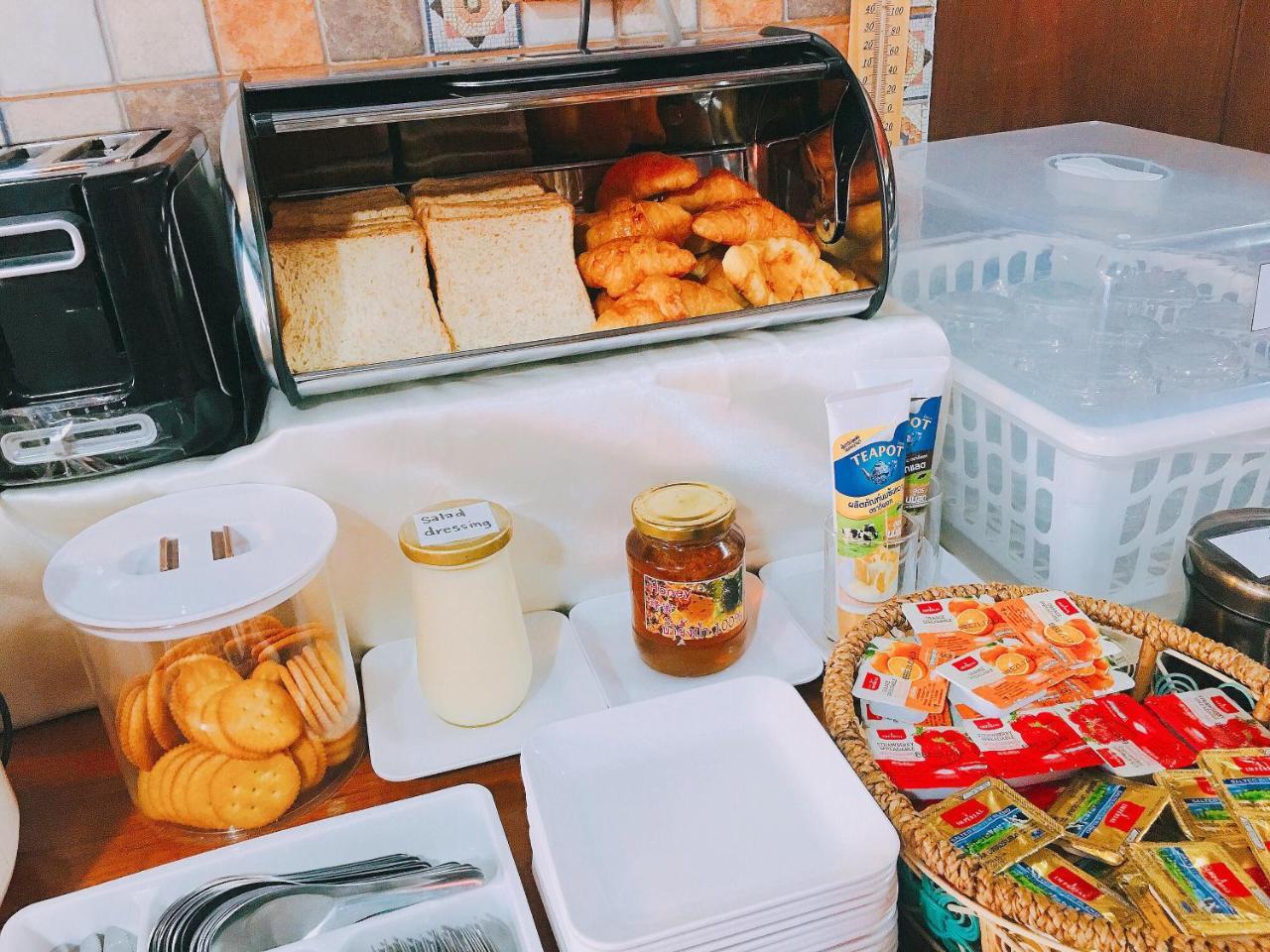 索伊18三月清莱旅馆酒店 外观 照片